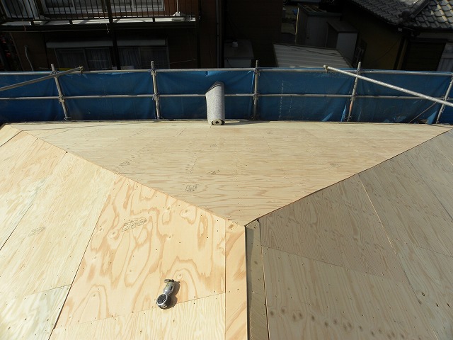 緑区で設置した野地板の上へ防水シートを重ね幅に注意しながら施工、建物を雨水から守る命綱